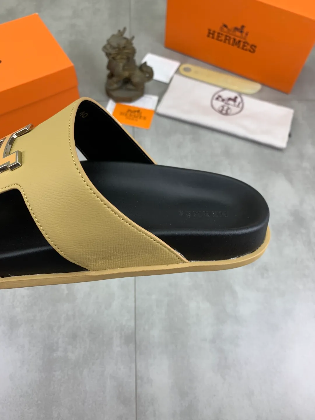 Men's shoes 💰P440 New [HERMES] high-end quality new Hermès slippers, made of imported calfskin, wear-resistant and non-slip rubber outsole. Fashionable and elegant code number: 39-44 (38 45 46 customized)